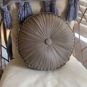 🪞 luxe silky round tufted decoration pillow in soft silver 15.5”